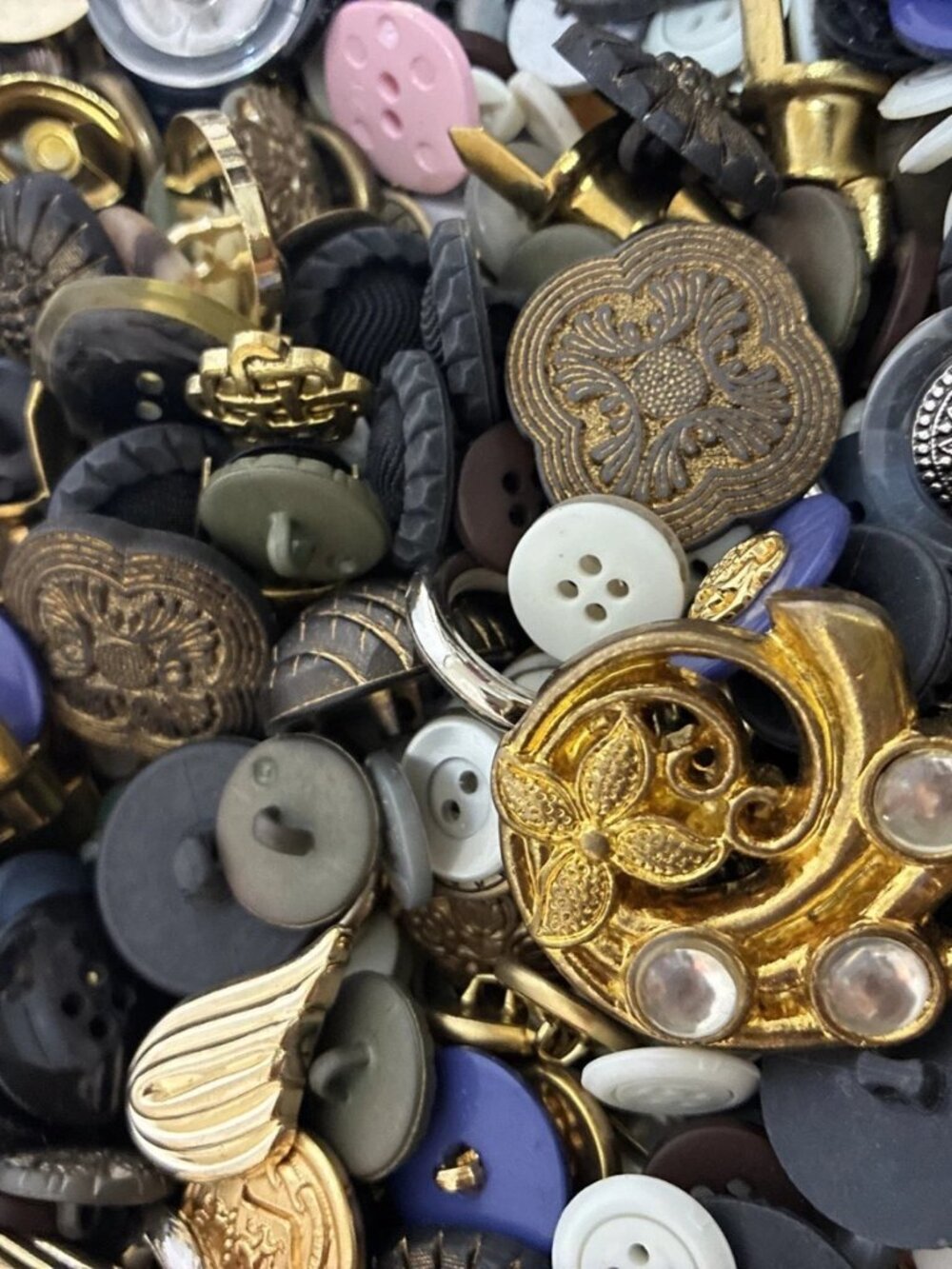 9.5 lbs of Mixed Buttons - for Therapy, Fun and Crafts - Picture 14 of 16